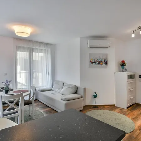 Flat 1 Lejlighed