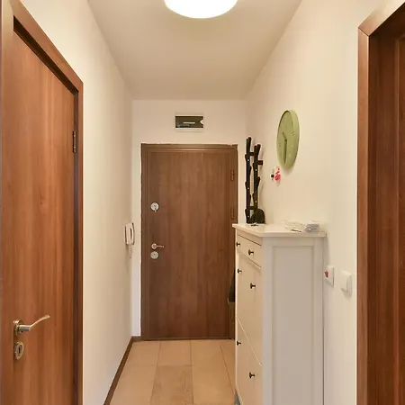 Flat 1 Lejlighed *