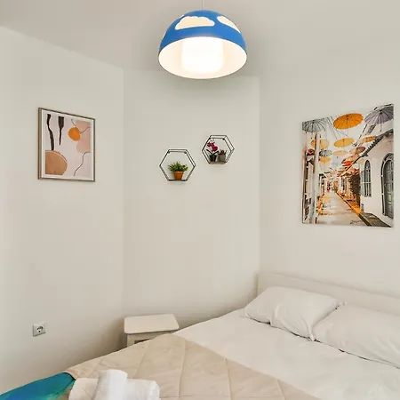 Flat 1 *